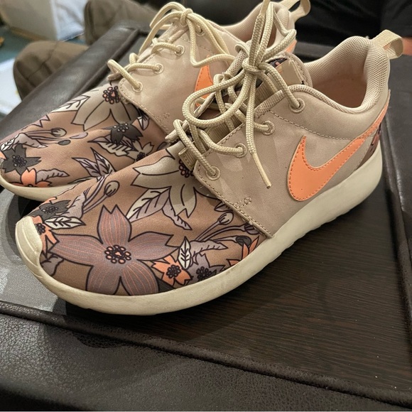 Nike Roshe Running Shoes Peach Floral Print - Picture 2 of 5